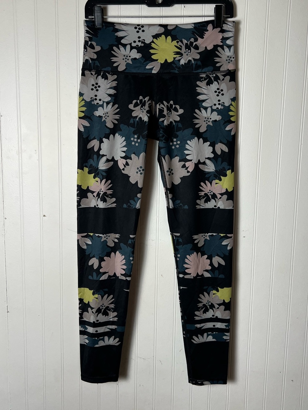 Noli Yoga floral leggings size large